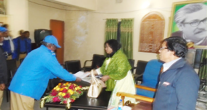 ডিমলায় গ্রাম পুলিশের উপজেলা নির্বাহী কর্মকর্তাকে স্মারক লিপি প্রদান