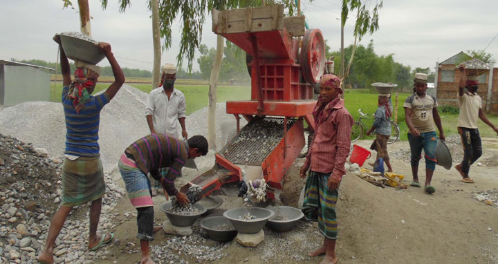 বুড়িমারীতে পাথর গুড়ো করা অর্ধ শতাধিক কারখানা বন্ধের চেষ্টা