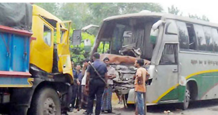 সিলেটে বাস-ট্রাক সংঘর্ষে নিহত ৪