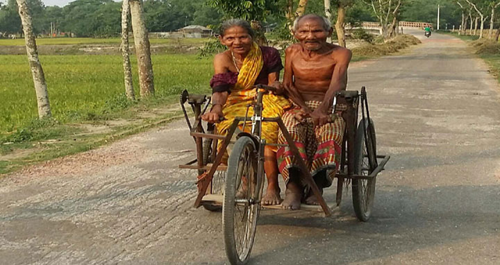 দুঃখের মাঝেও সুখে থাকার কথা ব্যাক্ত করলেন জলঢাকার প্রতিবন্ধী দম্পতি