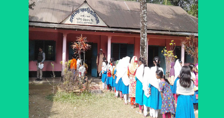 আখাউড়ায় আনন্দ-উচ্ছ্বাসে ক্ষুদে শিক্ষার্থীদের ভোটদান
