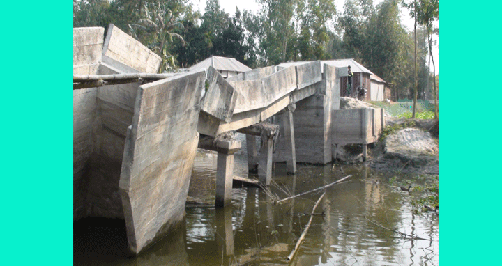 ডিমলায় ফুটব্রিজ ভেঙ্গে যাওয়ায় ভোগান্তিতে এলাকাবাসী