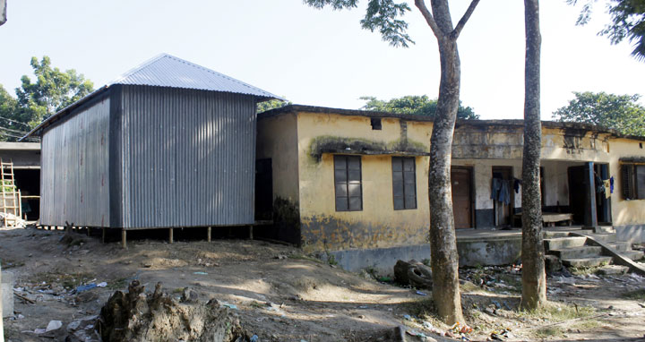 কাশিয়ানীতে ইউনিয়ন পরিষদের জায়গায় দোকানঘর নির্মাণ