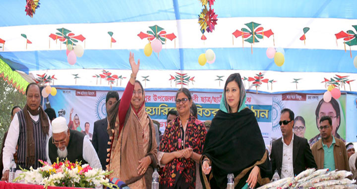 ইসলামপুরে শিক্ষার্থীদের মাঝে সোলার হ্যারিকেন বিতরণ