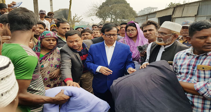 গাজীপুরে অগ্নিকাণ্ডে ক্ষতিগ্রস্তদের জেলা প্রশাসক’র সাহায্য প্রদান