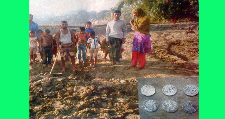 সিরাজগঞ্জে পুকুর খননের সময় ১৬ টি প্রাচীন ধাতব মুদ্রা উদ্ধার