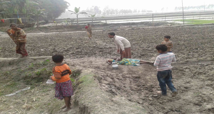 ডোমারে জমি জবর দখলে বাধা দেওয়ায় বৃদ্ধাকে পিটিয়ে জখম