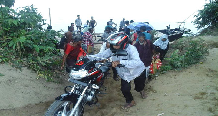 দুর্গাপুর-শিবগঞ্জ ফেরীঘাট এখন মরণ ফাঁদ