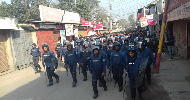 লালমনিরহাটে পুলিশী বাঁধা ভেঙ্গে খালেদা জিয়ার মুক্তির দাবীতে বিক্ষোভ