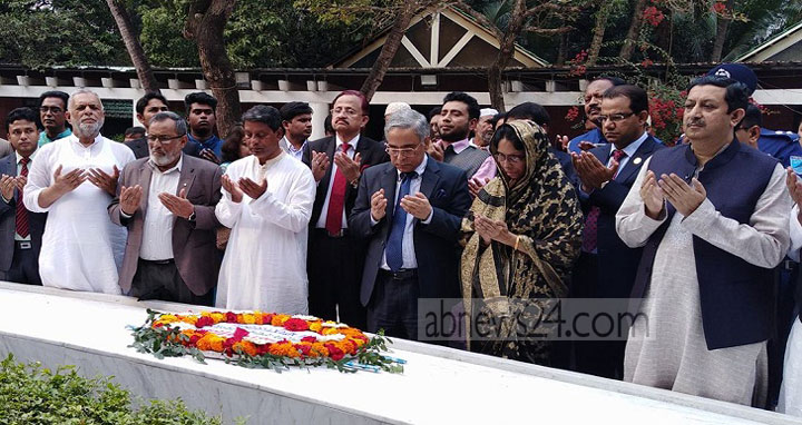 বঙ্গবন্ধুর সমাধিতে প্রধান বিচারপতির শ্রদ্ধা নিবেদন