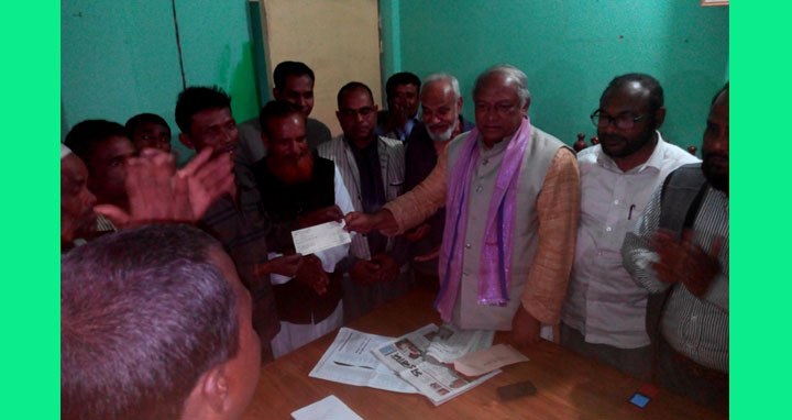 দুর্গাপুরে ক্যান্সারে আক্রান্তকে চেক প্রদান