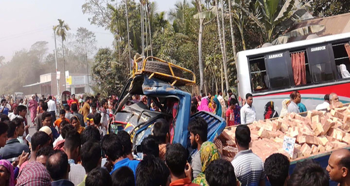 মাদারীপুরে বাস-ট্রাক মুখোমুখি সংঘর্ষে নিহত ২, আহত ১৫