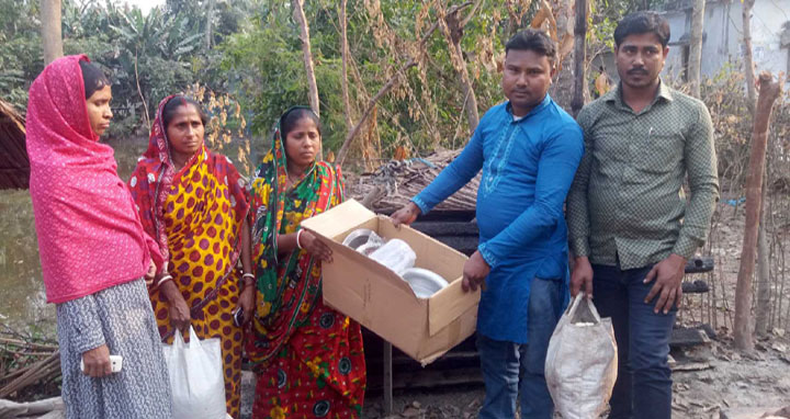 পাইকগাছায় অগ্নিকান্ডে ক্ষতিগ্রস্ত পরিবারকে সহায়তা প্রদান