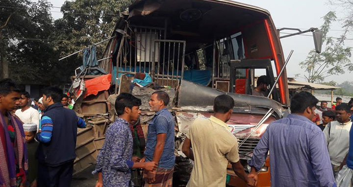 রাজশাহীতে সড়ক দুর্ঘটনায় নিহত ৩