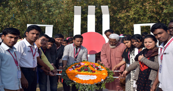 তারাগঞ্জ শহীদদের স্মরনে পুষ্পমাল্য অর্পণ