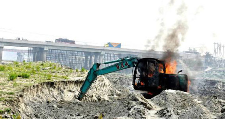 কালিহাতীতে অবৈধভাবে মাটি কাটার অভিযোগে বেকুতে আগুন