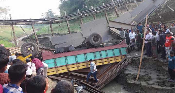 সুনামগঞ্জে বেইলি ব্রিজ ভেঙে ট্রাক খাদে : নিহত ২