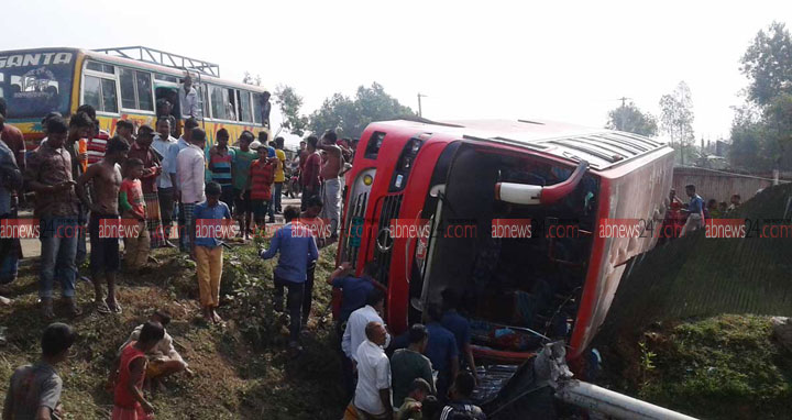 শিক্ষা সফরের বাস খাদে পড়ে আহত ২০ শিক্ষার্থী