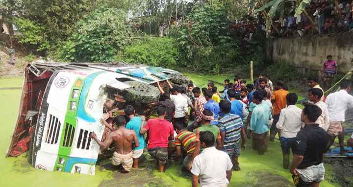 বদলগাছীতে যাত্রীবাহী বাস খাদে পড়ে আহত ২৫