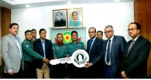 <font style='color:#000000'>ডিএমপিকে মাইক্রোবাস দিলো ইসলামী ব্যাংক</font>