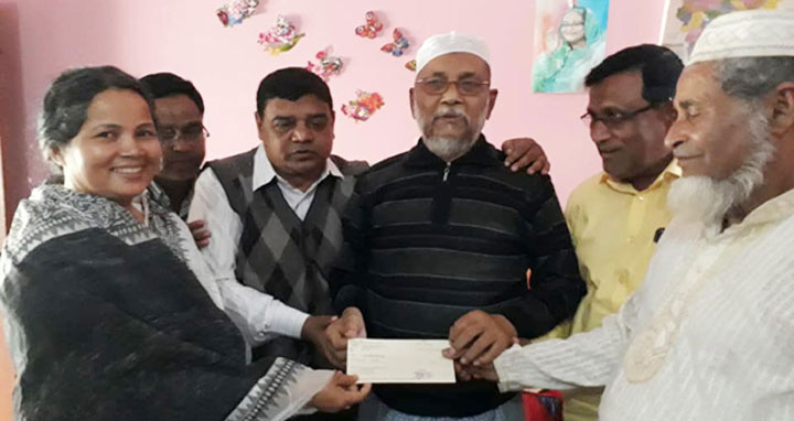 উলিপুরের চিকিৎসার জন্য প্রধানমন্ত্রীর অনুদানের চেক হস্তান্তর