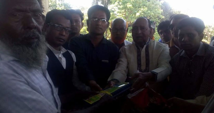 দৌলতপুরে অগ্নিকান্ডে ক্ষতিগ্রস্তদের মাঝে আ.লীগের ত্রাণ বিতরণ