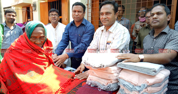 উলিপুরে ৩ শতাধিক এতিম পরিবারের মাঝে চাদর বিতরণ