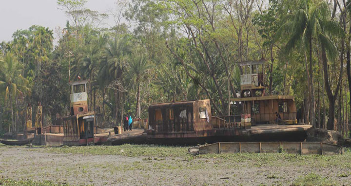 কাউখালীতে নষ্ট হচ্ছে কোটি টাকার ফেরি ও পন্টুন