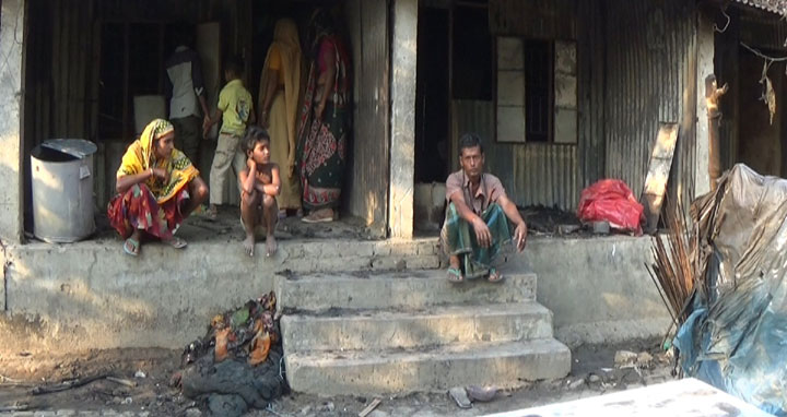 ঝিনাইদহে আগুনে আবাসনের ১০টি ঘর পুড়ে ছাই