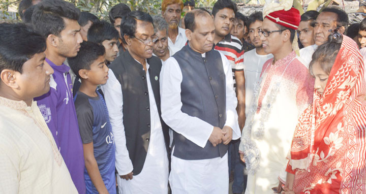 বাগমারায় মৃত শ্রমিক নেতার মেয়ের দায়িত্ব নিলেন এনামুল হক
