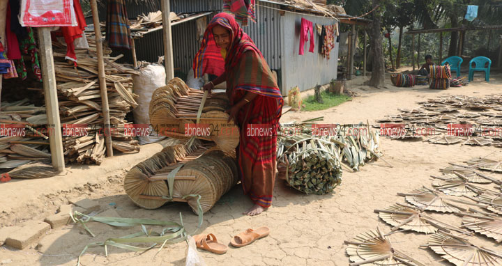 তালপাতার পাখা তৈরী করে জীবিকা নির্বাহ করছে ২০০ পরিবার