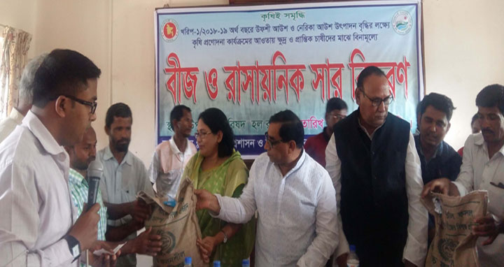 পীরগঞ্জে কৃষকদের মাঝে সার ও বীজ বিতরণ