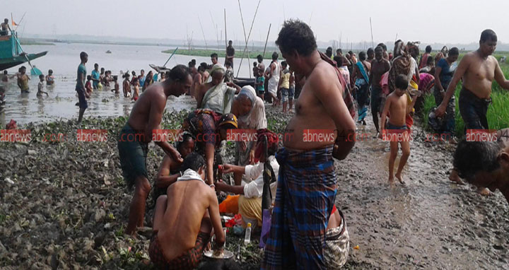 আখাউড়ায় তিতাস পাড়ে পূণ্যস্নানে হাজার হাজার মানুষ