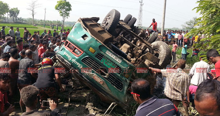 কালীগঞ্জে সড়ক দুর্ঘটনায় নিহত ১, আহত ১৩