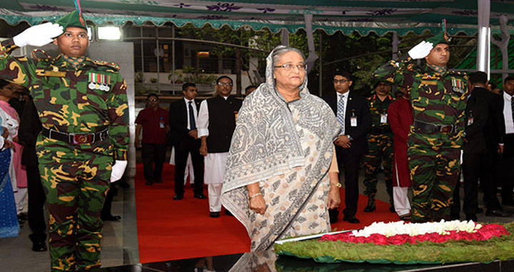 বঙ্গবন্ধুর প্রতিকৃতিতে প্রধানমন্ত্রীর শ্রদ্ধা নিবেদন