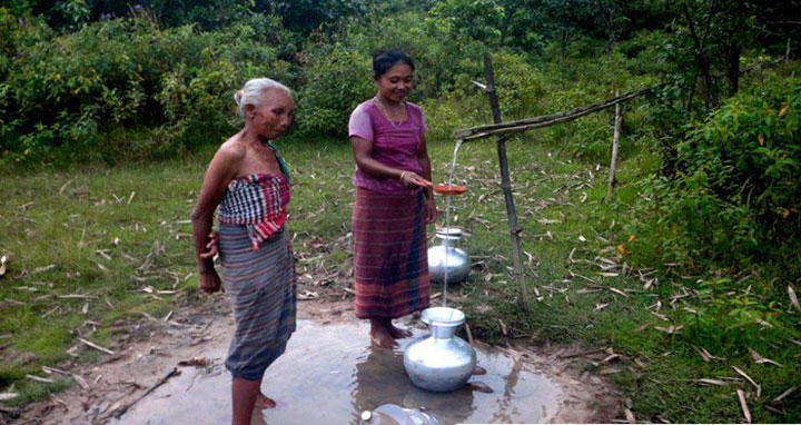 দুর্গাপুরে ৩ গ্রামের খাবার পানির ভরসা পাহাড়ী ঝর্ণা