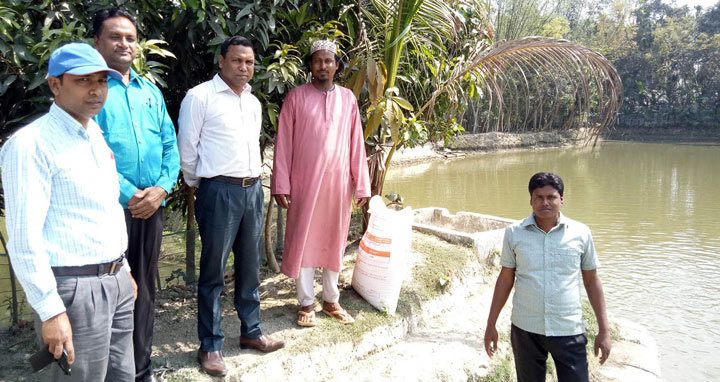 উলিপুরে মৎস্য খামার পরিদর্শন করলেন ইউএনও