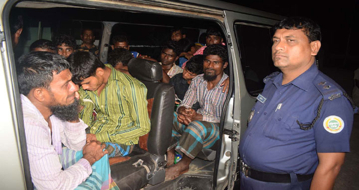 মেঘনায় ইলিশ ধরার অপরাধে ভোলার ১৬ জেলের কারাদন্ড