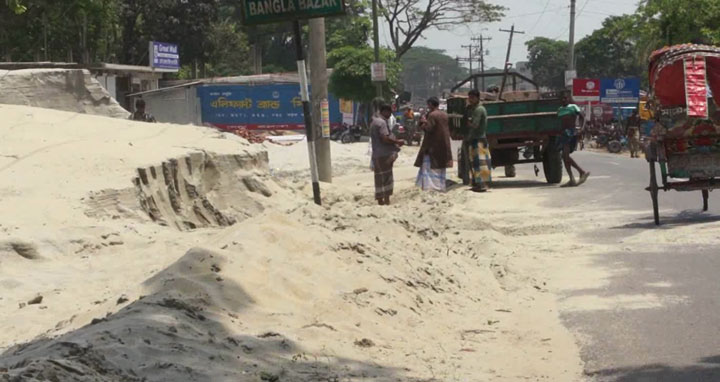 ভোলার বিভিন্ন সড়কে যেন বালু ব্যবসায়ীদের দখলে