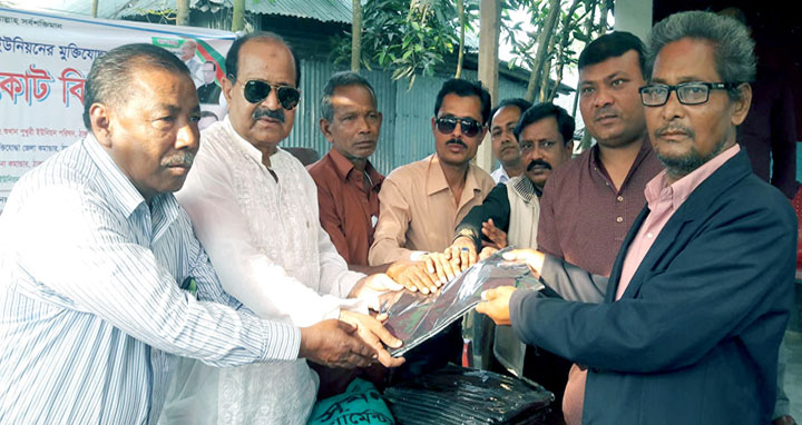 ঠাকুরগাঁওয়ে মুক্তিযোদ্ধাদের মাঝে মুজিব কোট বিতরণ