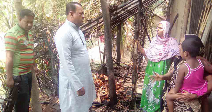 দেবহাটায় বিরোধের জেরে বসতঘরে আগুন