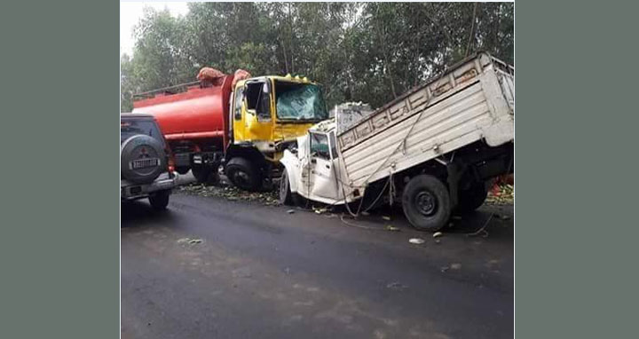 চকরিয়ায় দুই ট্রাকের মুখোমুখি সংঘর্ষে চালক আহত