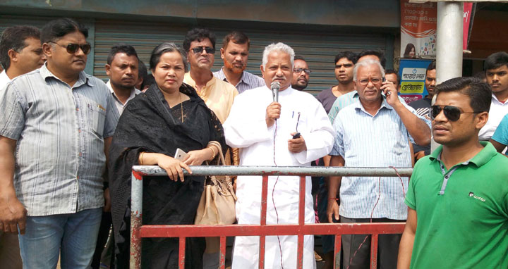 উলিপুরে অতিরিক্ত পুলিশ সুপারকে প্রত্যাহারের দাবীতে বিক্ষোভ