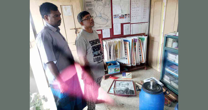 দেবহাটায় প্রধান শিক্ষক কর্তৃক বঙ্গবন্ধু ও প্রধানমন্ত্রীর ছবি ভাঙচুর