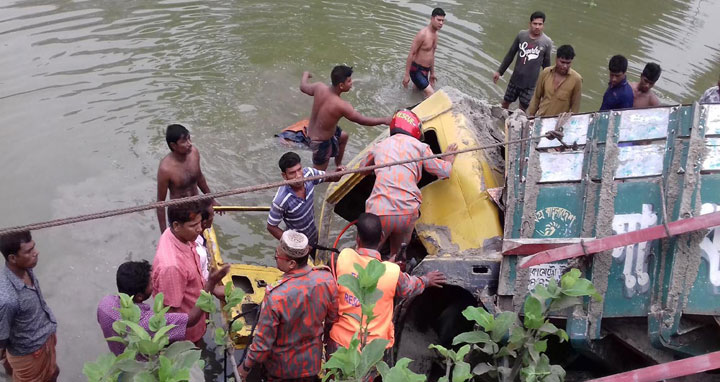 কালীগঞ্জে সড়ক দুর্ঘটনায় ড্রাইভারসহ আহত ৩