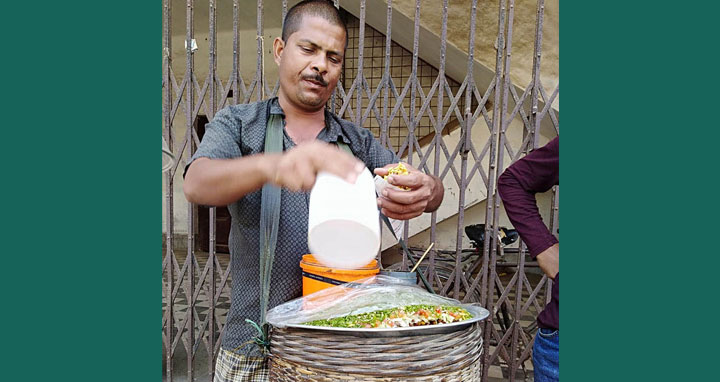 ঝালমুড়ি বিক্রি করে সংসার চালাচ্ছেন সিরাজগঞ্জের নুর ইসলাম