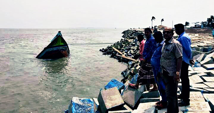 ভোলায় ঝড়ের কবলে পড়ে ২ জাহাজ ডুবি