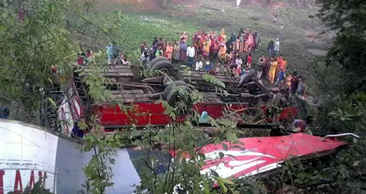 গোপালগঞ্জে বাস খাদে পড়ে নিহত ৮