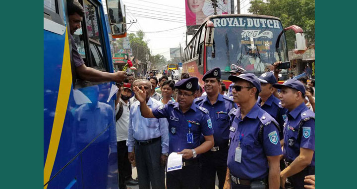 গোবিন্দগঞ্জে পুলিশ সুপারের লিফলেট বিতরণ