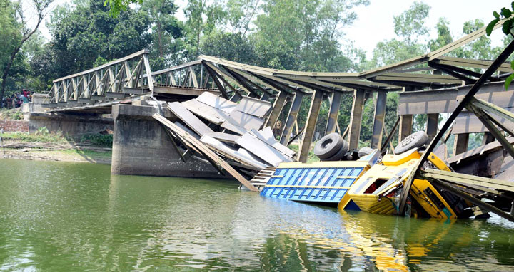 ধুনটে বেইলী ব্রিজ ভেঙ্গে ট্রাক খাদে: আহত ৩